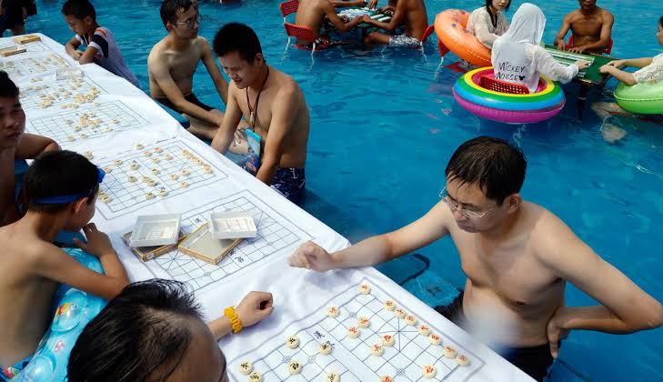 Tingkah kocak orang dikolam renang yang kocak dan absurd